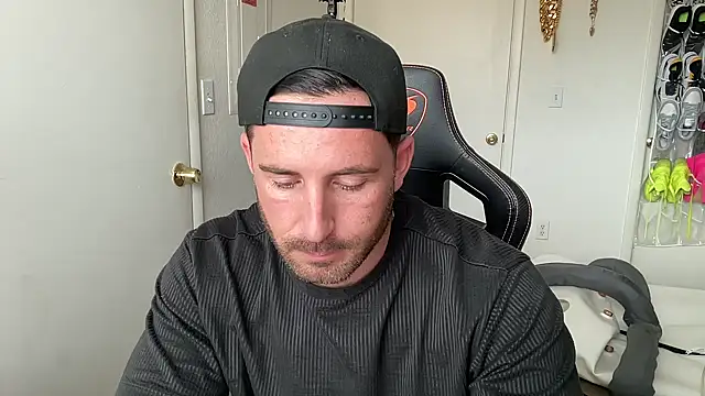 brettmycles28: διαδικτυακό σόου στην κάμερα