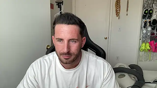 brettmycles28 webkamerás műsora