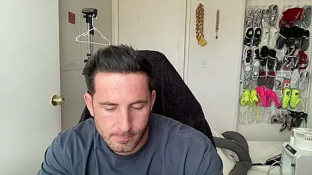 brettmycles28 Show in webcam