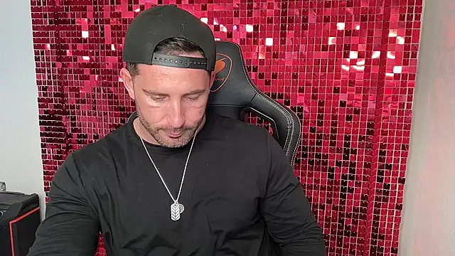 brettmycles28 Show in webcam