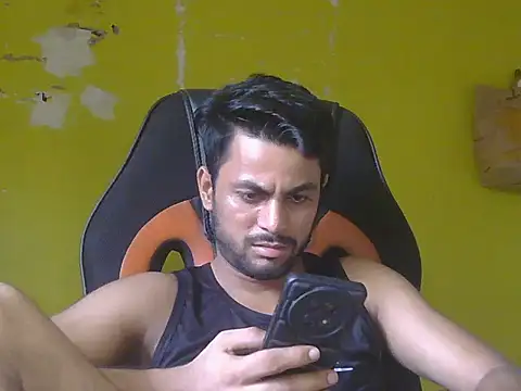 Stubborndesiboy: διαδικτυακό σόου στην κάμερα