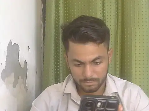 Stubborndesiboy: διαδικτυακό σόου στην κάμερα