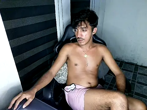 Spicy_RowyCam élő XXX-chatje