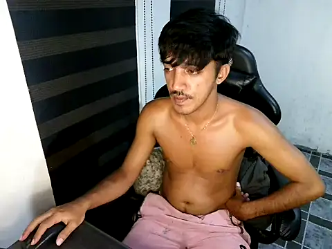 Pertunjukan Kamera Web Spicy_RowyCam