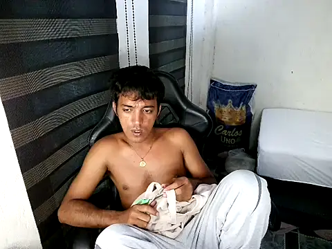 Spicy_RowyCam Show in webcam