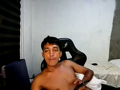 Rowy_Cam Show in webcam