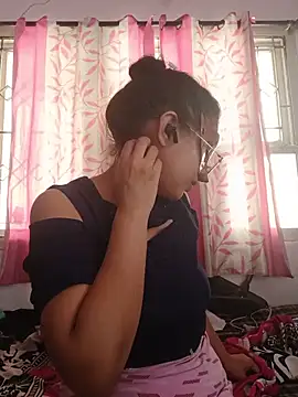 thanusi_2's Webcam Show