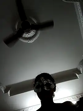 thanusi_2's Webcam Show