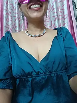 thanusi_2's Webcam Show