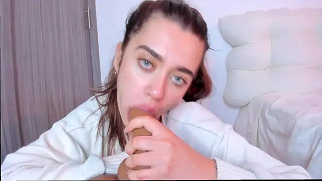 MissLana77 Show in webcam