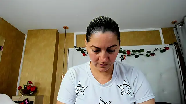 غرفة دردشة Heidy_milf المباشرة