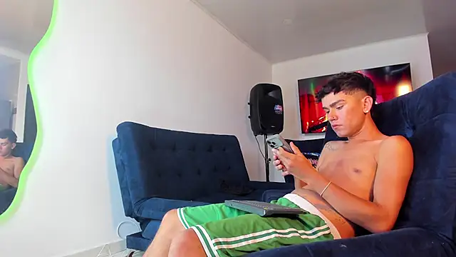 Steven_baby69: διαδικτυακό σόου στην κάμερα