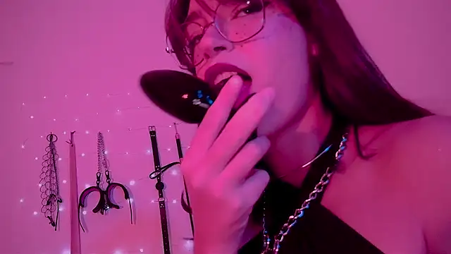 nina_kink Show in webcam