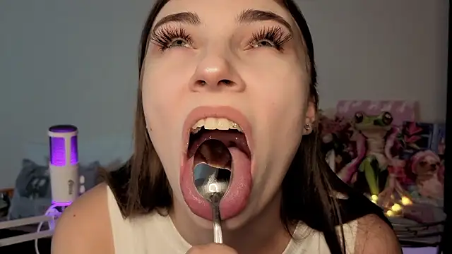 evaloveuevaneedu's Webcam Show