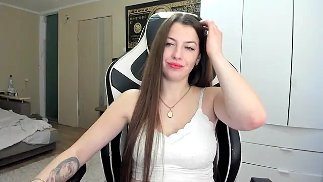 Show modela EmiLovsi na web-kameri
