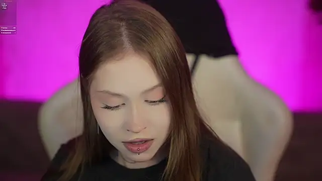 Esmie_Smile's Live Chat Room