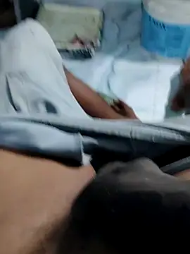 RAYI_Queen_4: διαδικτυακό σόου στην κάμερα