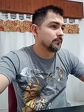 Bradd_32: διαδικτυακό σόου στην κάμερα