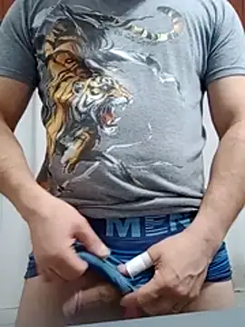 Bradd_32 在線直播表演