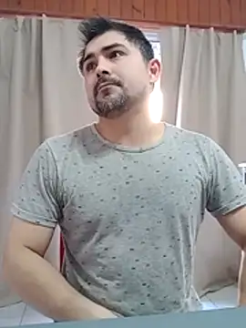 Bradd_32 在線直播表演