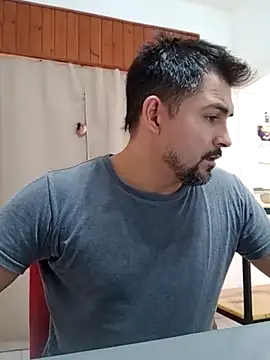 Bradd_32 在線直播表演