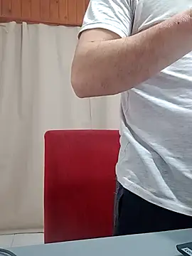 Bradd_32: διαδικτυακό σόου στην κάμερα