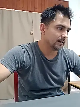 Bradd_32 在線直播表演