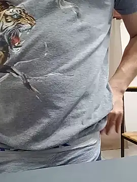 Bradd_32 在線直播表演