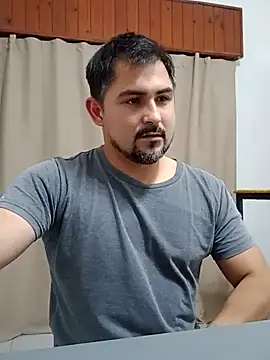 Bradd_32: διαδικτυακό σόου στην κάμερα
