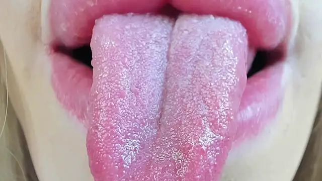 yourkriss_new1's Webcam Show