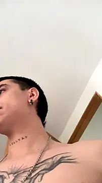 chris_suarez's Webcam Show