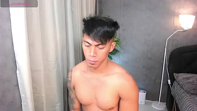 Show modela PinooyMilker na web-kameri