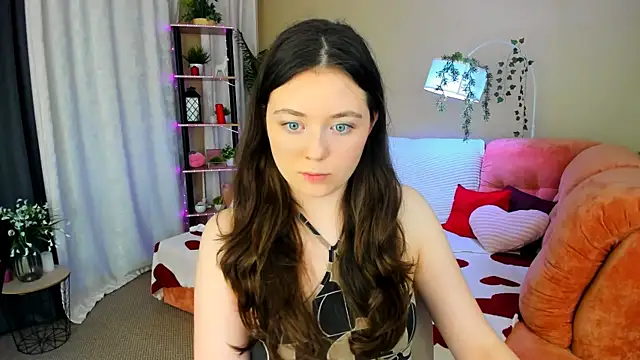 AlluringLookk Show in webcam
