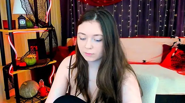 AlluringLookk Show in webcam