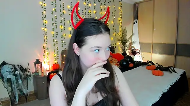 AlluringLookk Show in webcam