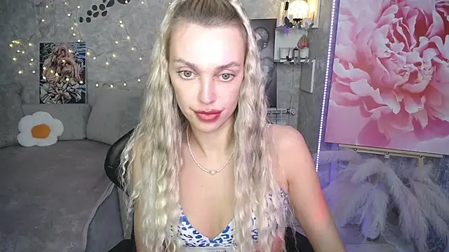 XXX chat uživo modela NickyAdamidi