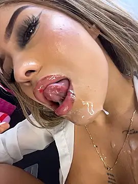 MystiqueXXX's Webcam Show