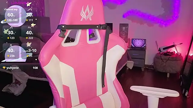 Pokazy przed kamerką – larah_uwu