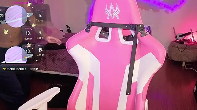 larah_uwu: διαδικτυακό σόου στην κάμερα