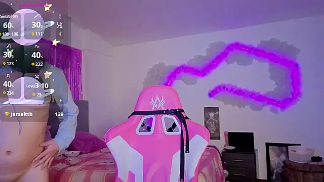 larah_uwu's Webcam Show