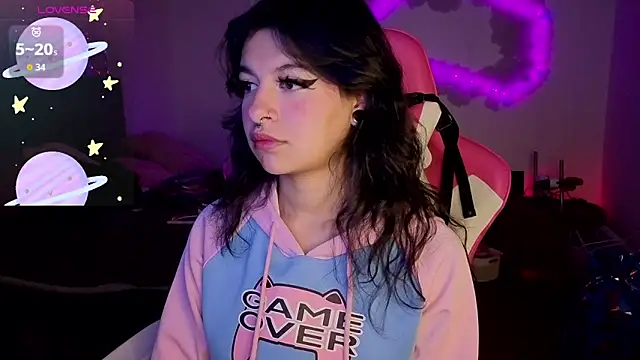 Živá chatovací místnost larah_uwu