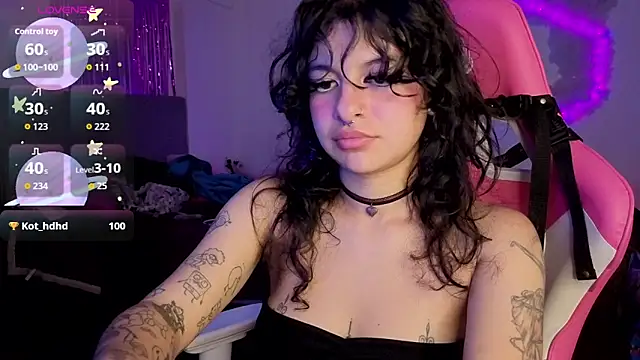 larah_uwu Chat XXX in diretta