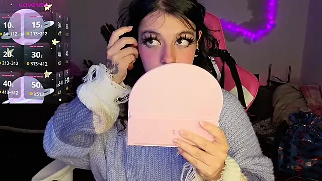 larah_uwu's Live XXX Chat