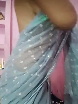 Your_Favourite_Madhurin Webbikameraesitys