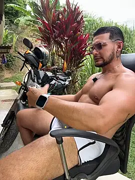 Pokazy przed kamerką – Marco_Vega