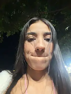 Chat +18 de Carolina_1111 ao vivo