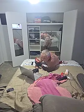 Handsolo_porn: διαδικτυακό σόου στην κάμερα