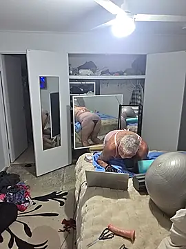 Pokazy przed kamerką – Handsolo_porn