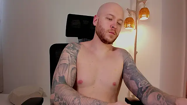 Adam_Meyer10 Show in webcam