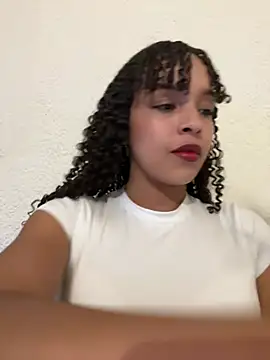 Yasmin777_ Adlı Modelin Canlı XXX Sohbeti